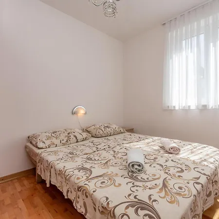 Gorgeous In Apartamento Sveti Filip i Jakov